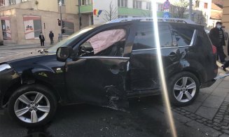 Accident cu doi bolizi la Primărie. Stâlpul cu indicatoarele de pe trotuar, pus la pământ