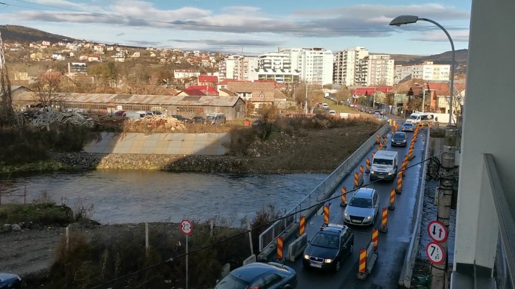 În pas de melc pe Podul Porțelanului din Cluj-Napoca. Pe o singură bandă