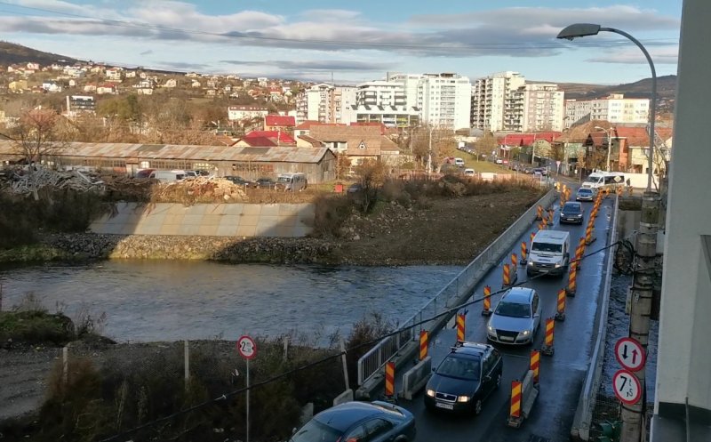 În pas de melc pe Podul Porțelanului din Cluj-Napoca. Pe o singură bandă
