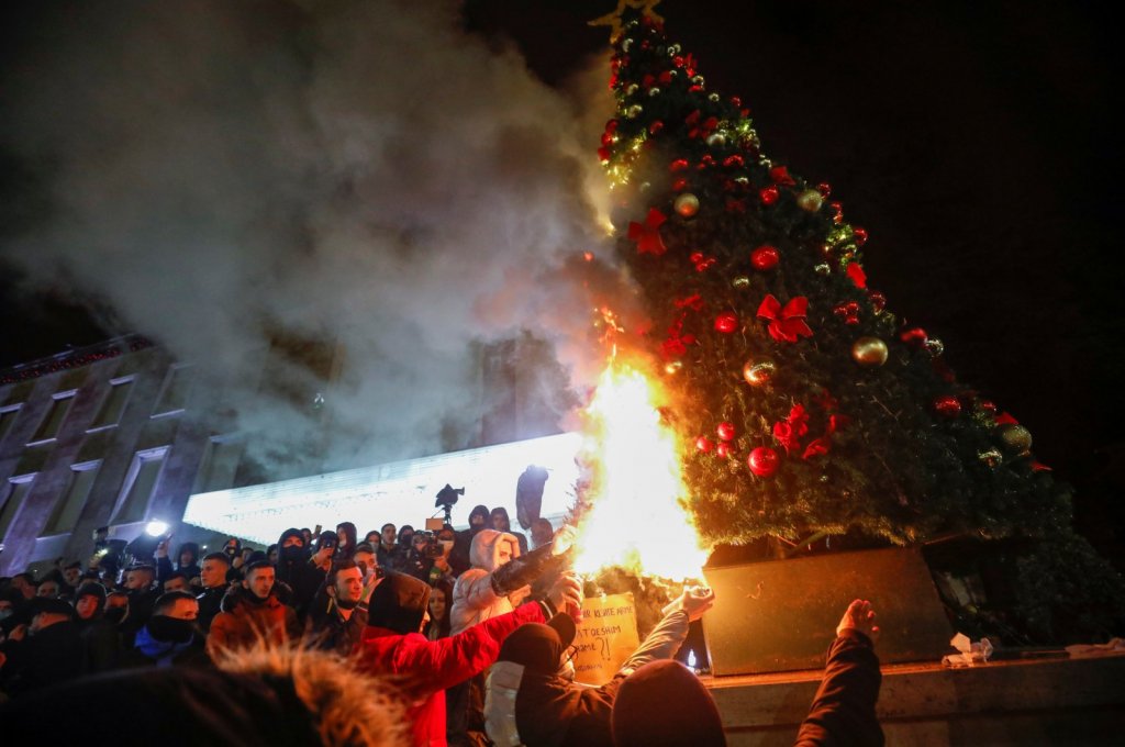 Proteste violente şi brad de Crăciun incendiat după ce un tânăr a fost împuşcat mortal. Încălcase legea carantinei