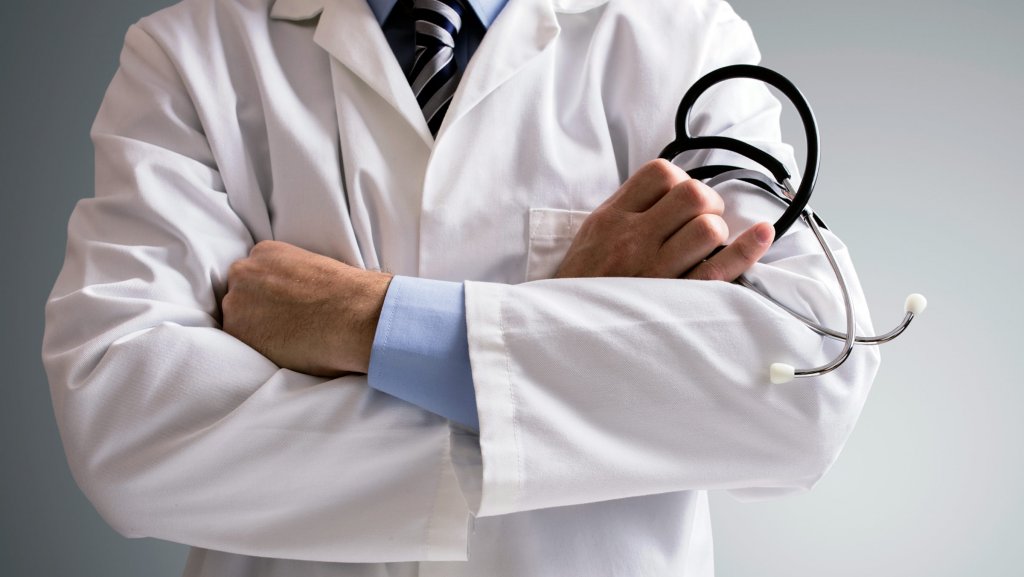 Medic reţinut după ce a sechestrat şi agresat două persoane pentru că nu s-au înţeles asupra onorariului