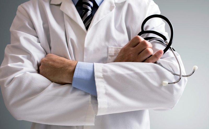 Medic reţinut după ce a sechestrat şi agresat două persoane pentru că nu s-au înţeles asupra onorariului