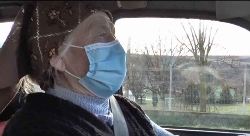 O femeie de 74 de ani din Cluj știe să conducă maşina, mopedul şi tractorul