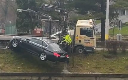 Mașina ajunsă în Someș a fost scoasă din apele râului