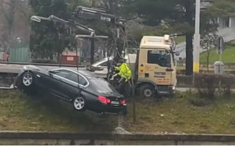 Mașina ajunsă în Someș a fost scoasă din apele râului
