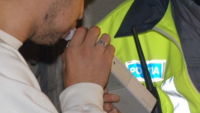Poliţist de la rutieră prins beat la volan după ce a băgat maşina în gard pe Soporului. S-a ales cu dosar penal