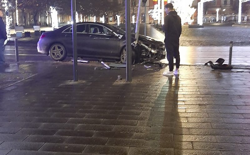Accident în Piața Unirii. Un șofer s-a înfipt într-un stâlp