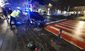 Accident în Piața Unirii. Un șofer s-a înfipt într-un stâlp