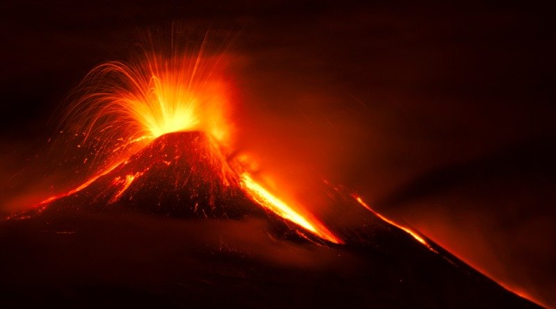 O nouă erupție a vulcanului Etna din Sicilia. Imagini spectaculoase