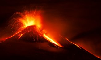O nouă erupție a vulcanului Etna din Sicilia. Imagini spectaculoase