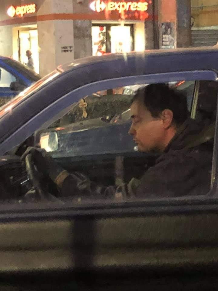 Un șofer a fost fotografiat în timp ce dormea la volan, în zona Regionalei CFR