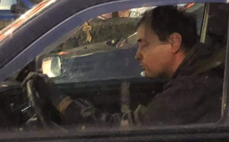 Un șofer a fost fotografiat în timp ce dormea la volan, în zona Regionalei CFR