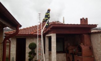 Proprietarii unei case din Dej au trecut printr-o spaimă cumplită, după ce imobilul a fost cât pe ce să ardă, de la un coș de fum