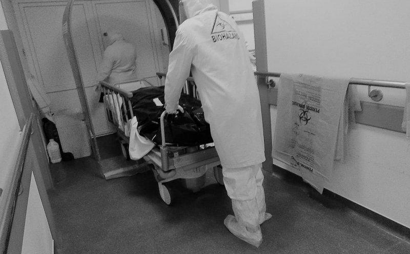 Mesajul unui medic ATI: ”Mai bine respectăm niște reguli, decât să ajungem cu o sondă în gât, sau într-un sac negru”