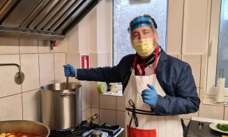Zeci de clujeni nevoiaşi depind zilnic de mâncarea pregătită de voluntarii de la "O masă caldă" pentru a-şi potoli foamea