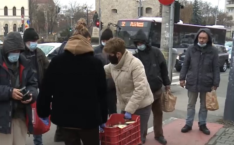 Zeci de clujeni nevoiaşi depind zilnic de mâncarea pregătită de voluntarii de la "O masă caldă" pentru a-şi potoli foamea