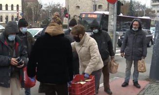 Zeci de clujeni nevoiaşi depind zilnic de mâncarea pregătită de voluntarii de la "O masă caldă" pentru a-şi potoli foamea
