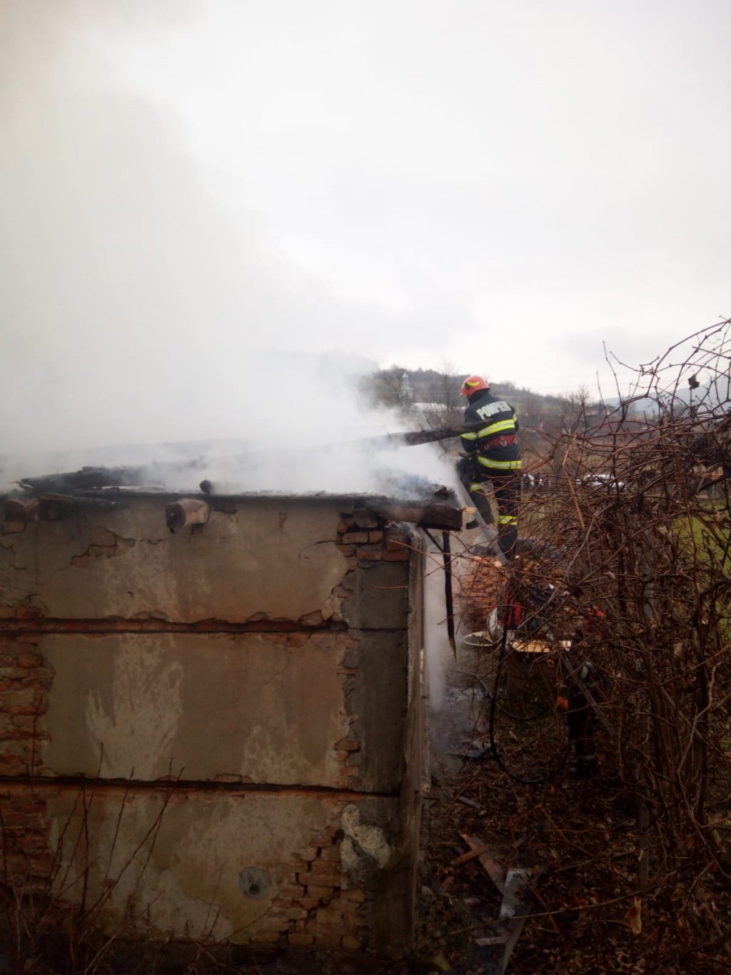 Şi-a dat foc la casă cu afumătoarea de cârnaţi din pod