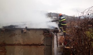 Şi-a dat foc la casă cu afumătoarea de cârnaţi din pod