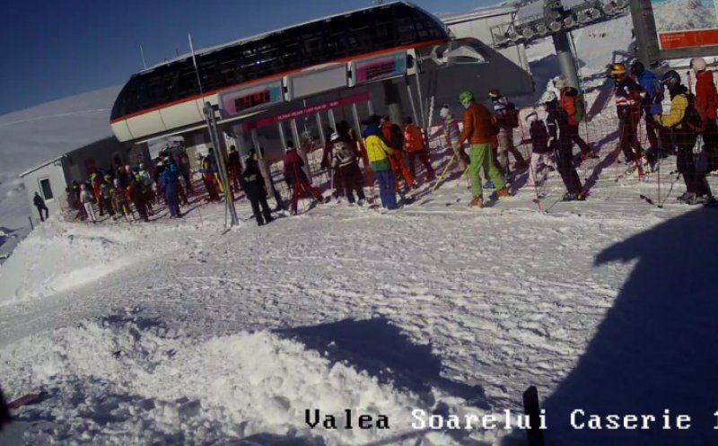 Aglomerație de nedescris la Sinaia. Turiştii au luat cu asalt pârtiile și telegondola