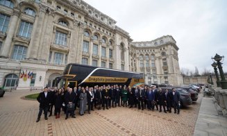 Reprezentanții AUR au venit cu caravana la Parlament, ca să-și preia mandatele