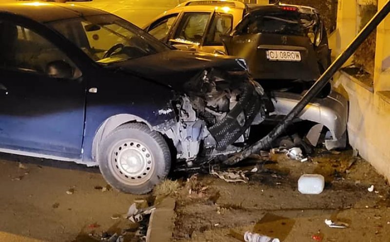 Două mașini "șifonate" serios azi-noapte, în urma unui accident. Cine a fost de vină