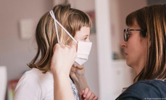 Experții britanici spun că noua tulpină a coronavirusului este foarte contagioasă pentru copii