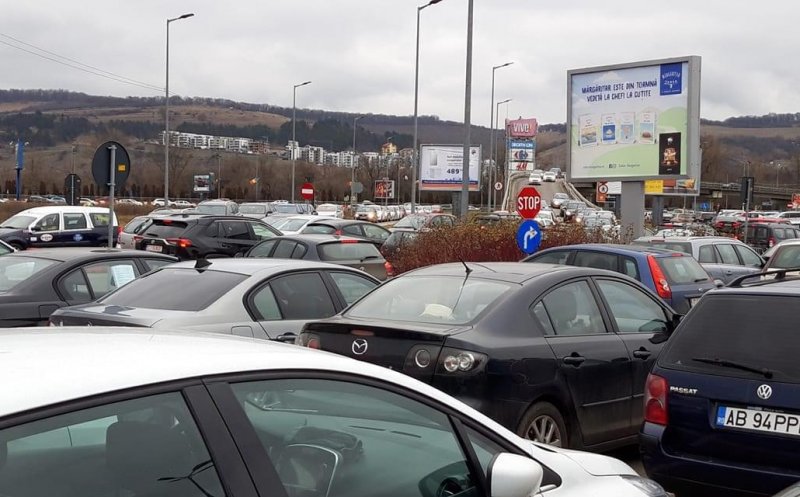 Cozi infernale la mall-urile din Cluj. Prefectul Clujului: „Îi rog pe clujeni să nu mai meargă în weekend în mall-uri, se pot face comenzi online”