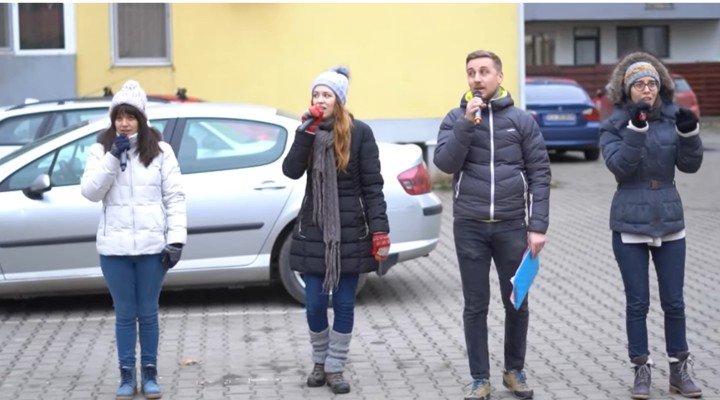 Colinde superbe pe străzile din Florești. Oamenii au aplaudat de la balcoane