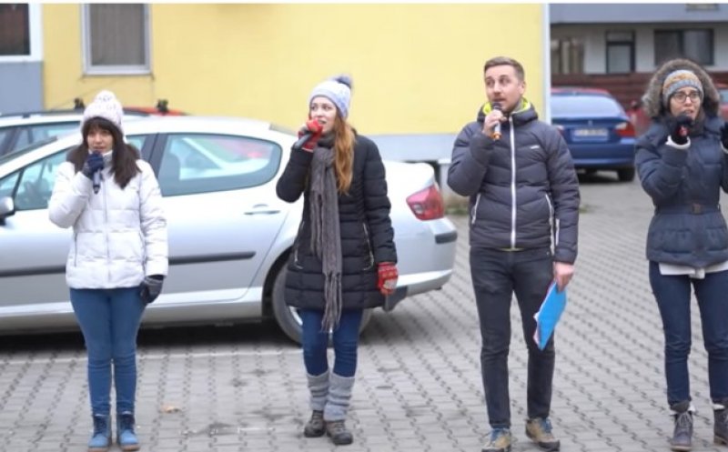Colinde superbe pe străzile din Florești. Oamenii au aplaudat de la balcoane