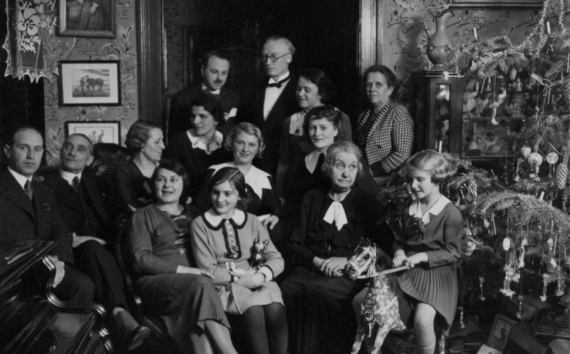 Familii de vază din Cluj, lângă brad, în 1935