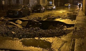 Dezastru pe două străzi din centrul Clujului. Crater pe General Dragalina și ca-n Veneția pe Mamaia