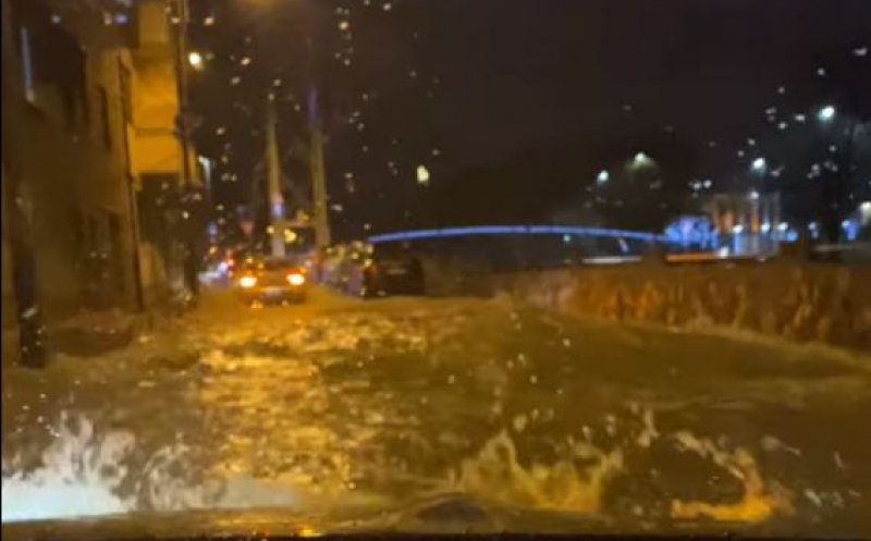 Potop de Crăciun pe două străzi din Cluj. Crater pe General Dragalina și ca-n Veneția pe Mamaia