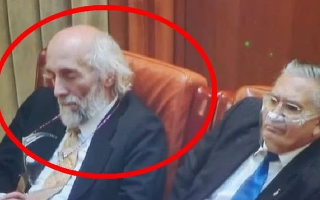 Ce spune senatorul AUR care a adormit în Parlament: „Eram în poziţia vishuddha chakra, activează conexiuni mintale speciale“