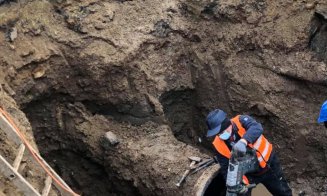 Circulația afectată pe strada Dragalina după inundația de ieri. Muncitorii lucrează pentru remedierea problemei