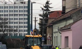 Circulația afectată pe strada Dragalina după inundația de ieri. Muncitorii lucrează pentru remedierea problemei