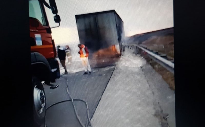 Camion în flăcări pe Autostrada Transilvania, pe sensul Gilău-Turda
