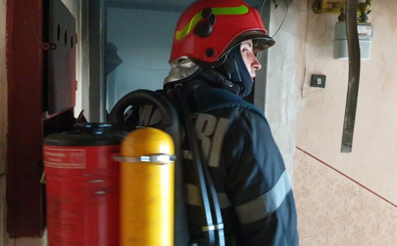 Un uscător de păr uitat în priză a creat pagube mari într-un apartament din Cluj