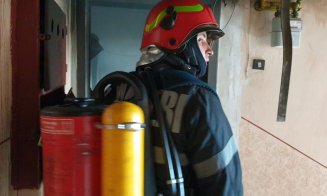 Un uscător de păr uitat în priză a creat pagube mari într-un apartament din Cluj