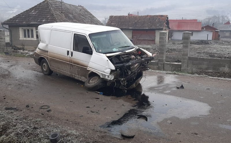Accident la Cluj. Un șofer a ajuns la spital după ce s-a înfipt cu duba în gardul unei case