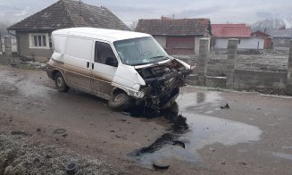 Accident la Cluj. A rupt cu duba gardul unei case și a ajuns la spital