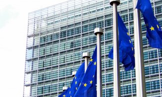 Reacția Comisiei Europene la criticile privind campania lentă și întârziată de vaccinare în statele UE