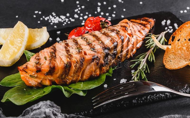 Alimentele recomandate celor care se tratează acasă de COVID și alimente care trebuie evitate