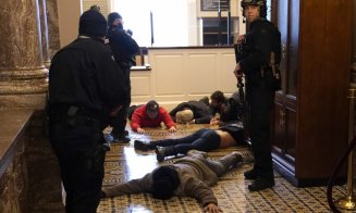 Stare de asediu la Washington. Patru persoane au murit în timpul violenţelor de la Capitol Hill