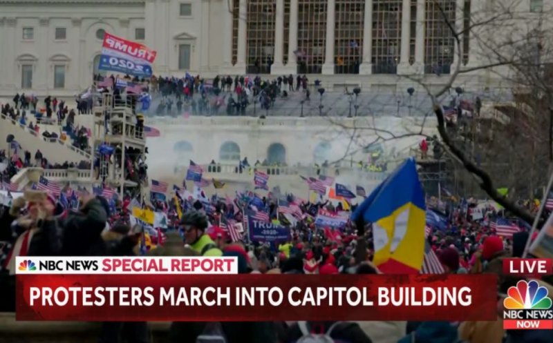 Tricolorul României găurit, printre steagurile fluturate de protestatarii violenţi din Statele Unite