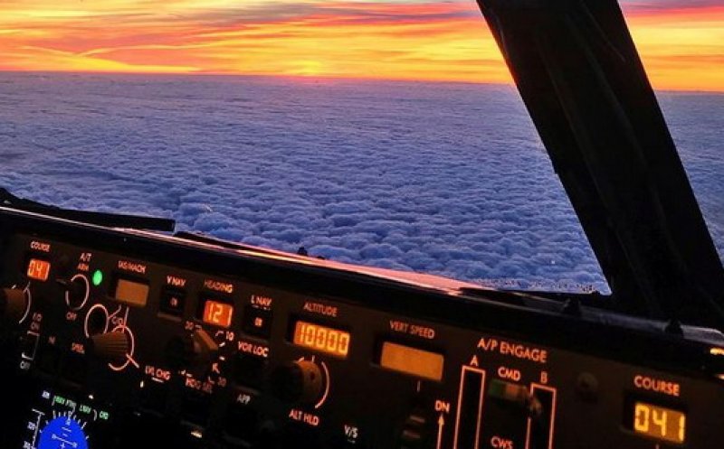 Aterizare la Cluj cum puțini văd, un pilot filmează peisaje printre nori