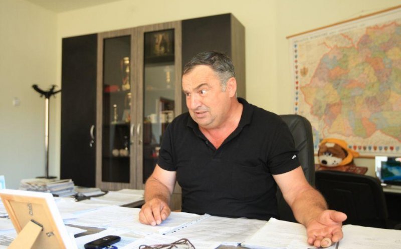 Un primar din Cluj i-a făcut "nebuni" pe reprezentanții unui ONG care i-au cerut burse pentru elevi. "Nu am bani pentru educație!"