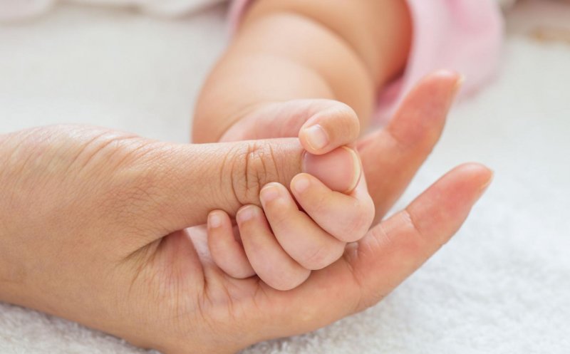 70 de zile s-a luptat cu îndârjire să trăiască. Un bebeluș vindecat de COVID a plecat din spital în aplauzele medicilor