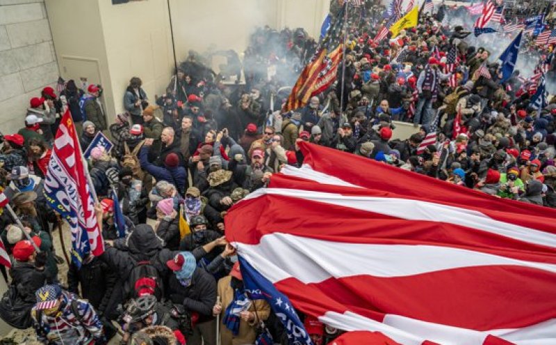 Violențe fără margini la Capitoliu. Un ofiţer de poliţie, ucis de susţinătorii lui Donald Trump