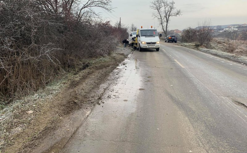 Capcană de gheață într-o curbă, pe Valea Chintăului. Trei mașini au ieșit în decor